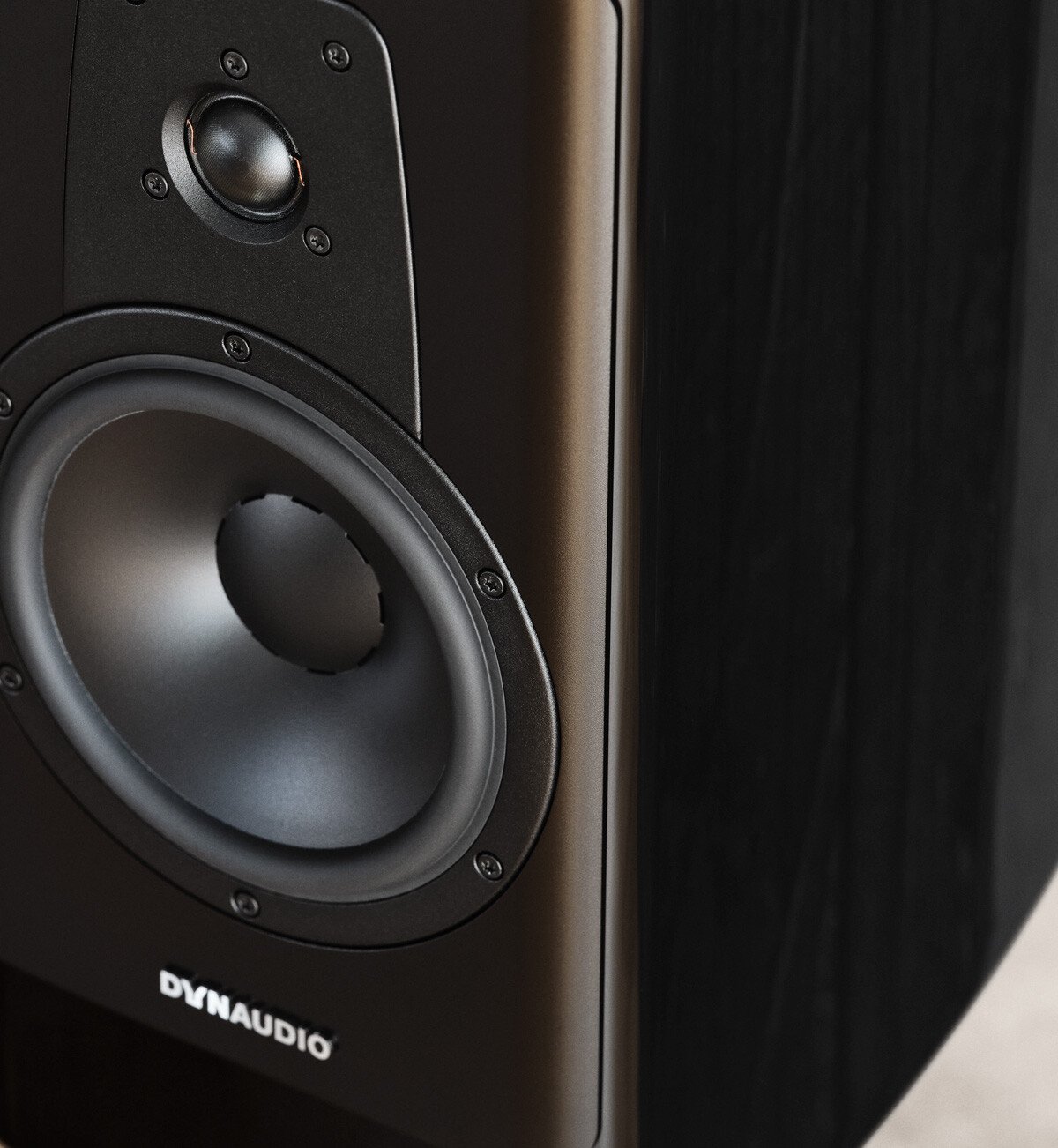 Dynaudio_Contour20_BlackEdition_lifestyle_01_1200px