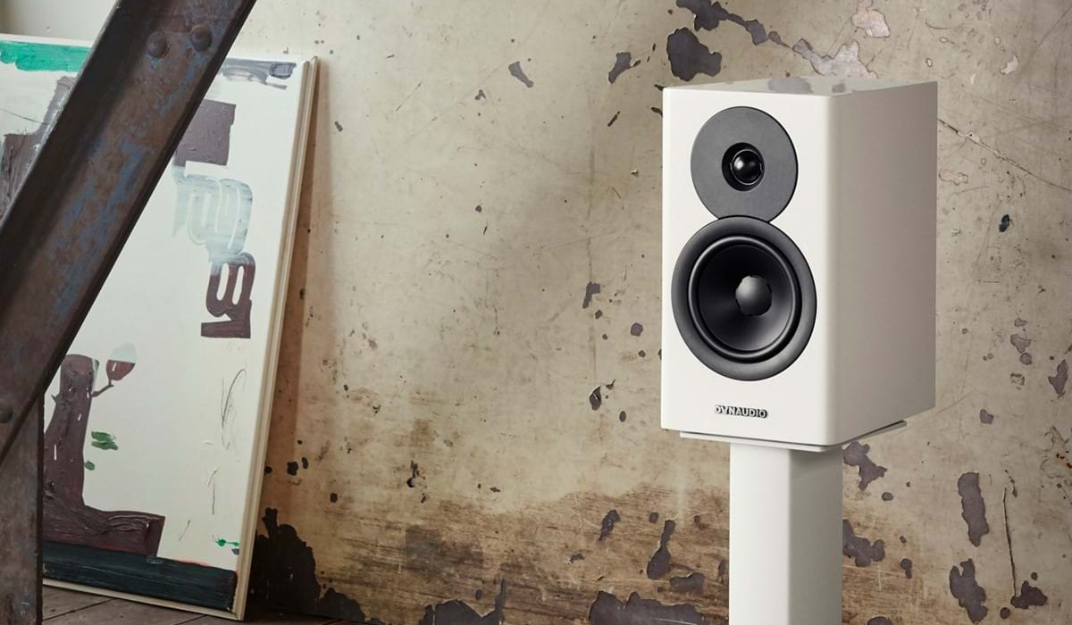 dynaudio-evoke-10-white-lifestyle-02-crop-1